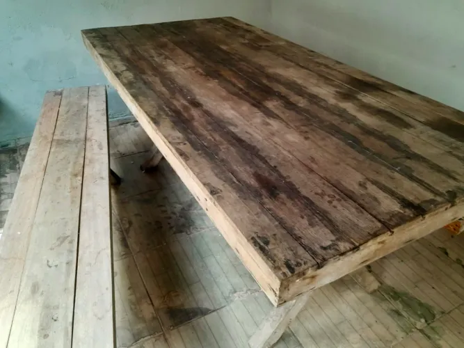 Mesa com bancos