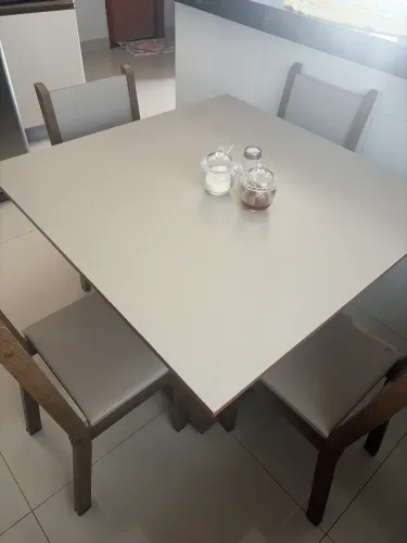 Vendo mesa 4 cadeiras 