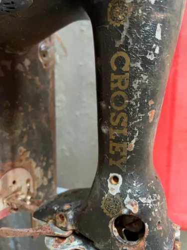 VENDO MÁQUINA DE COSTURA ANTIGA CROSLEY ?