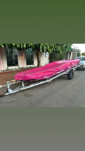 Vende se um barco de pesca completo com todos os acessórios semi novos .