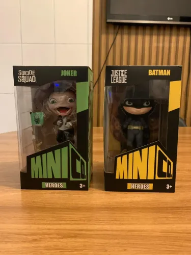 Bonecos minico batman e coringa