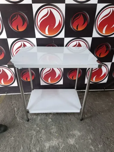 Mesa lisa com prateleira inferior nova sem uso 