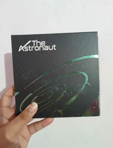 Jin - the Astronaut com pequena avaria na parte de trás, não acompanha Photocard!