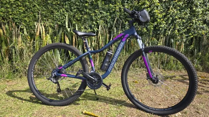 Bicicleta Aro 29 - Feminina Rockrider ST120 - Semi-nova, Freio Hidráulico e Acessório