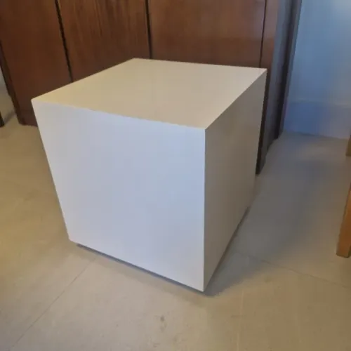 Mesa branca de apoio da Tok & Stok