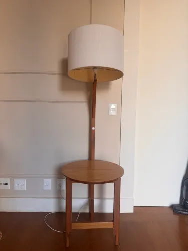 Abajur com mesa de apoio 