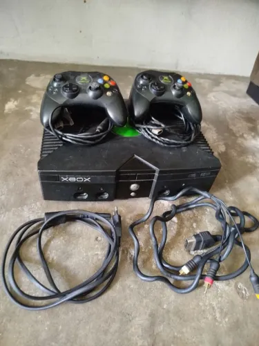 XBOX clássico desbloqueado com jogos ,2 controles e todos os cabos.troco e vendo