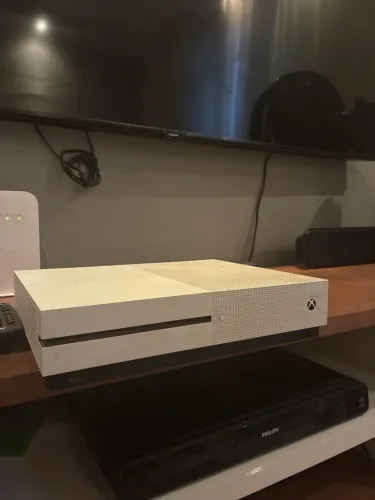 Vendo xbox one com um controle em perfeito estado