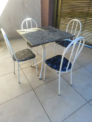 Jogo de mesa com 4 cadeiras, tampo de granito