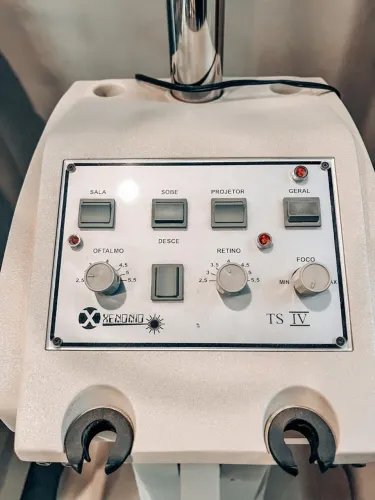 Coluna oftalmológica com braço com elevação automático
