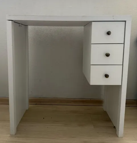 Mesa para manicure com 3 gavetas em MDF. Muito resistente. Material de primeira 