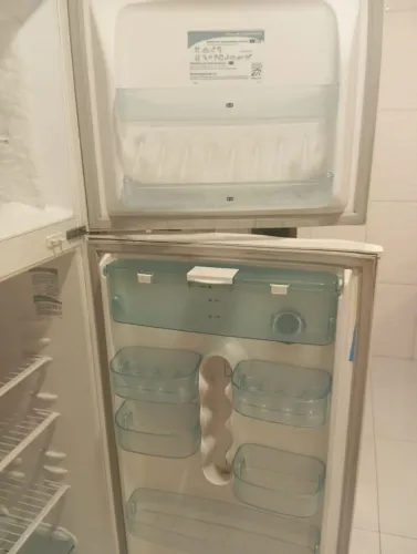 Geladeira Eletrolux 310L