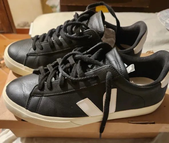 Veja Campo Leather (Preto com Branco)