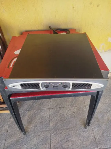 Ap 1.100 semi novo + caixa thunder light 