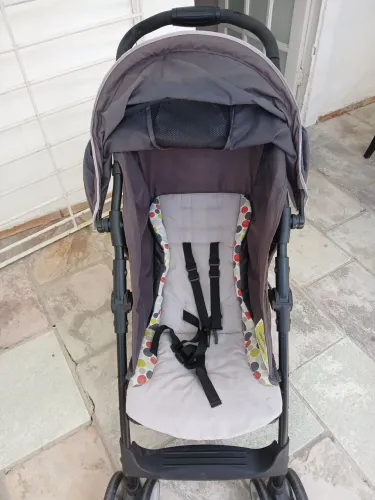 Carrinho para bebê, muito confortável e bem conservado