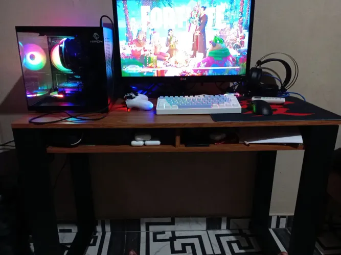 Mesa escrivaninha em MDF com uma única marca de fábrica, só tem 4 meses de uso