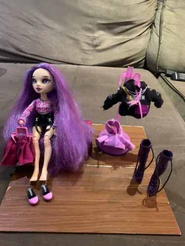Boneca Rainbow High e acessórios