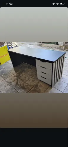 Mesa com gaveteiro 