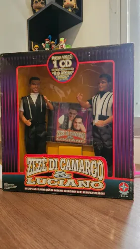 Zezé Di Camargo e Luciano bonecos estrela com CD