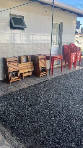 Mesas e cadeiras de plástico