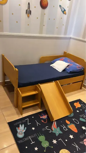 Cama montessoriana infantil 
