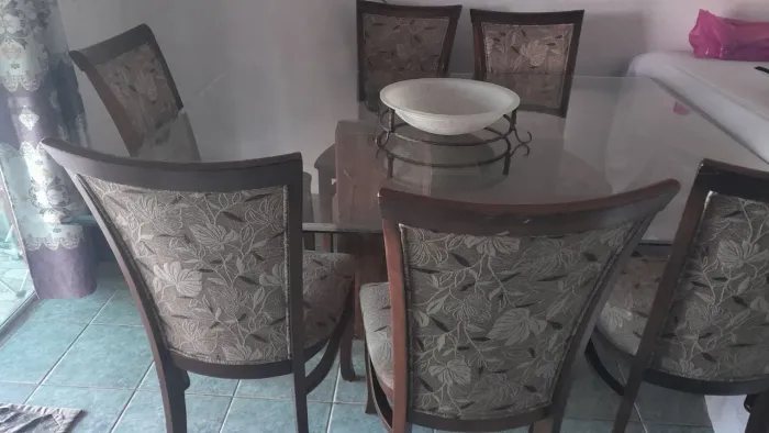 Mesa sala com 6 cadeiras mede 1.70x1.35