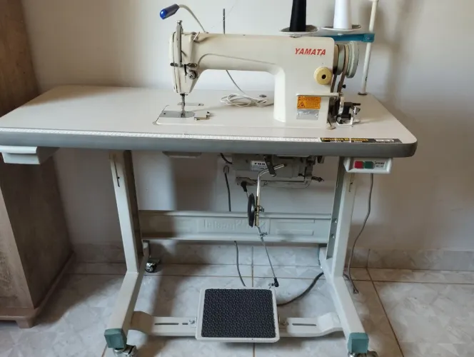 2 máquina de costura reta e interloque