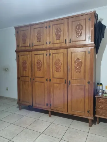 Jogo é guarda roupa completo