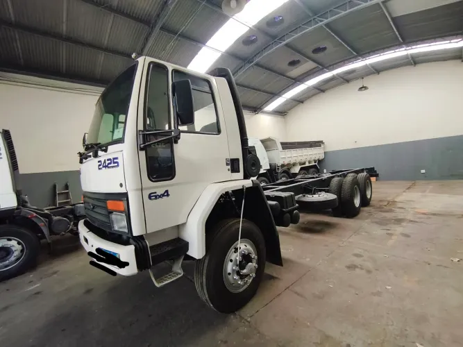 Ford Cargo 2425 6x4 ano 2000 único dono