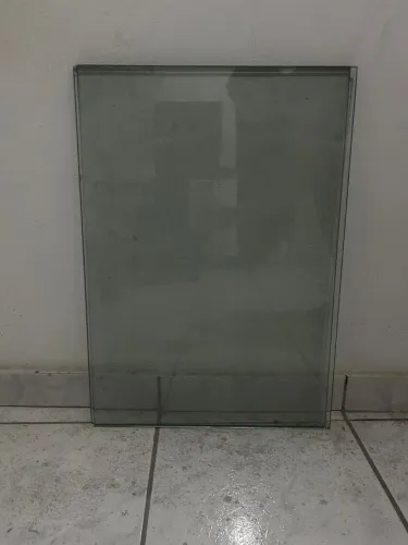 Duas pecas de vidro reforçado temperado