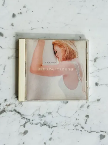 CD importado Madonna Something To Remember
