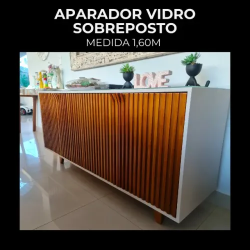 Aparador de madeira e tampo de vidro