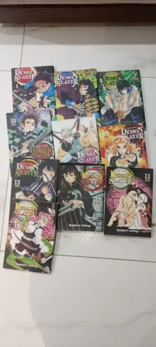 Mangás kimetsu no yaiba 1, 5, 7, do 10 ao 14.