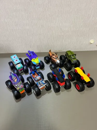 Carrinhos monstertruck hotwheels pequeno - R$ 45,00 cada