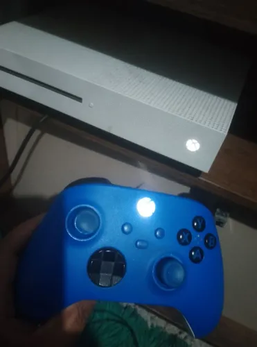 Xbox One S, 1 Terá de memória, 1 controle, e jogos na memória 