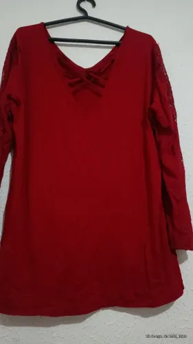 Vendo uma linda blusa vermelha