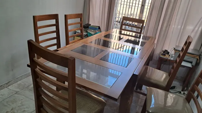 MESA DE JANTAR COM VIDROS FUMÊ E 6 CADEIRAS ESTOFADAS,120mt x 0,85 c PODENDO EXPANDIR2,00m