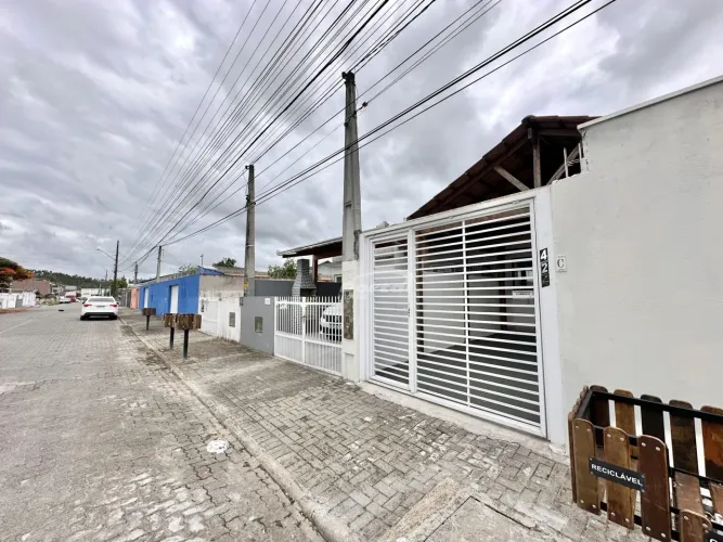 Casa disponível para locação no bairro Nossa Senhora da Paz, em Balneário Piçarras/SC. (Có
