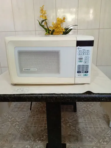 Microondas Cônsul 26 LTS conservado.