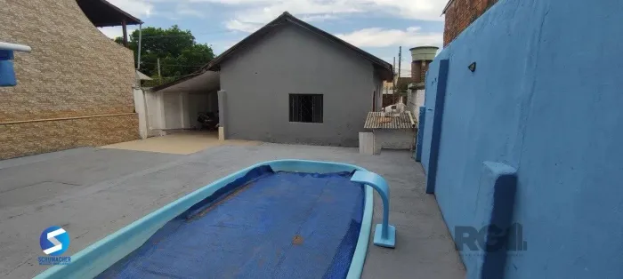 Casa com 2 quartos, vagas de garagem, piscina, bairro Sarandi, Porto Alegre/RS