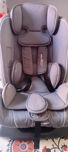 Cadeira para automóvel infantil.
