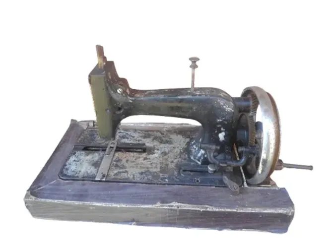 Antiga Máquina de Costura à Manivela  - girando  - para decoração 
