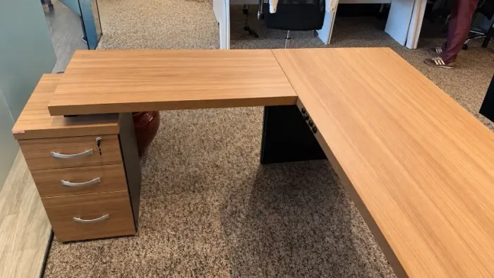 Mesa em L com gaveteiro