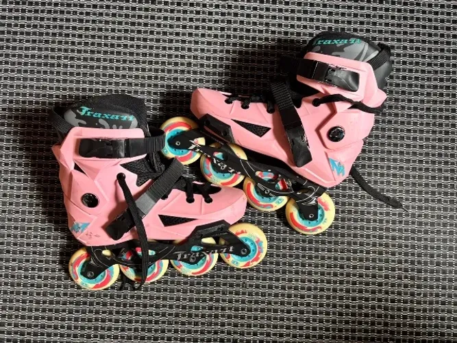 Patins Traxart Revolt 38/39 + Proteções + Capacete Panda + Mochila Descrição