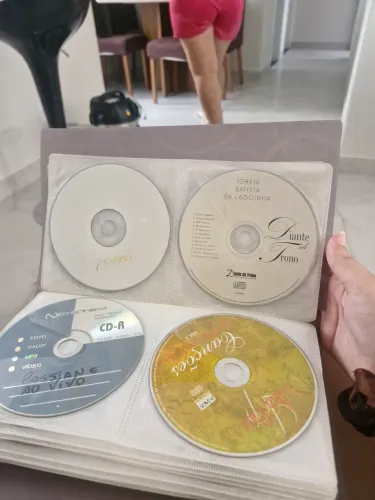 Mais de 120 cds de músicas gospeis