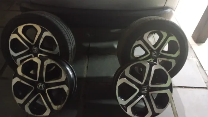 Vendo rodas originais HRV pneu e aro 