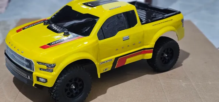 Traxxas Slash 4x2 Ford Atlas Xl5 + Radio