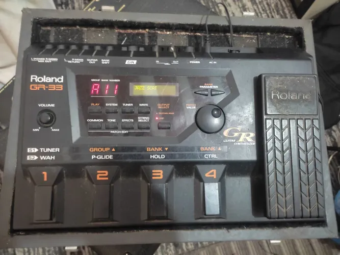 Roland gr33 synthesizer guitar