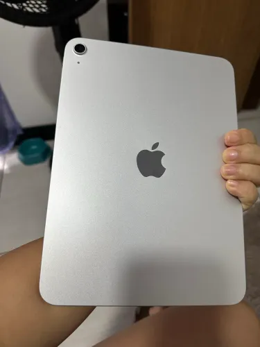 iPad 10ª Geração Apple 128GB Wi-Fi + Capa + Carregador Original (Impecável) na cor prata