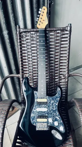 Aceito cartão, Pix e dinheiro Guitarra Giannini Blindada com pedaleira cuvave 